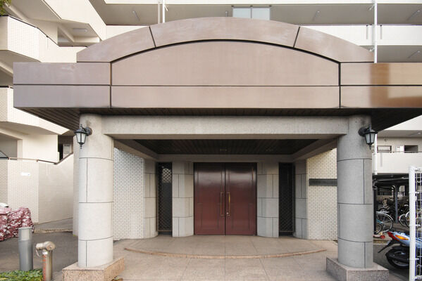 雨が降る日も安心の、広々とした玄関ポーチ。