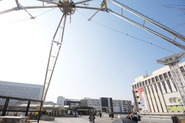 東海道線・横須賀線・湘南新宿線「戸塚」駅は、徒歩14分。