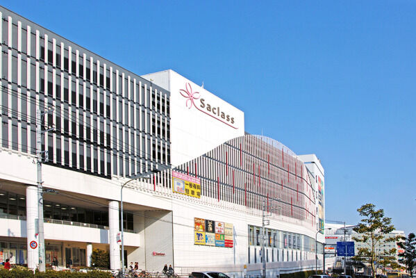 「サクラス戸塚」は、約1,200m（徒歩15分）。