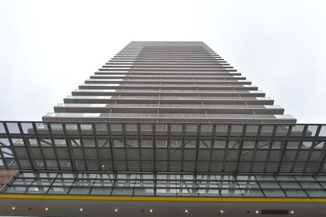 直線的なファサードがスタイリッシュな印象を醸し出しています。		