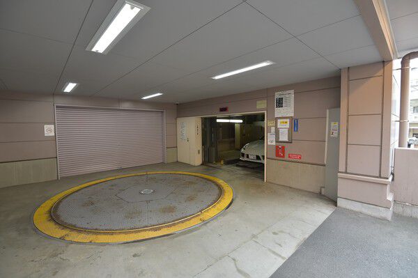 機械式駐車場にはターンテーブルで安全に入出庫できます。		