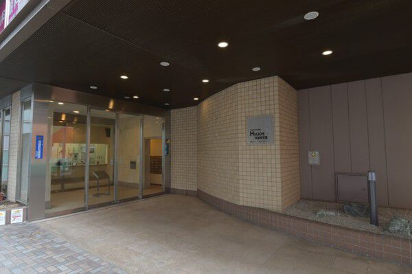 シンプルで落ち着いたエントランス。オートロックで安心を守ります。		