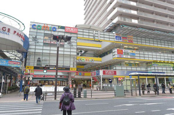 多彩なショップや飲食店、医療機関が入った「camio」は約400m（徒歩5分）。