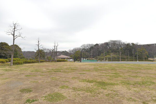 自然の景観を生かした落ち着きのある「久良岐公園」は、約1,300m（徒歩17分）。