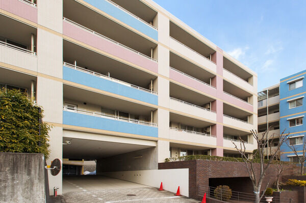 歩車分離の駐車場入り口。