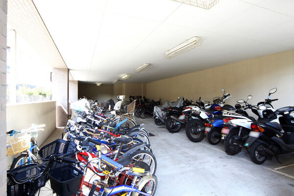 敷地内に設置された自転車・自動二輪車駐輪場。		