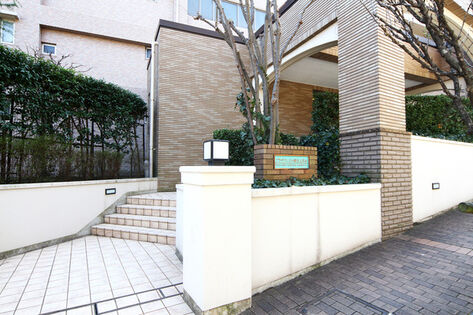 住まいの重厚感を感じるエントランスゲート。