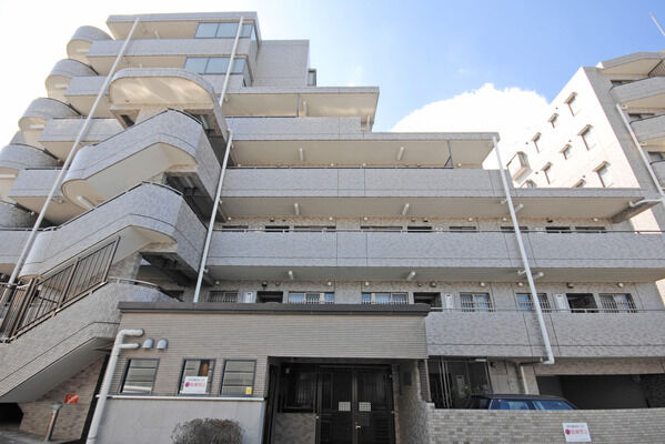 6台分の駐車場、30台分の自転車置き場を設置。