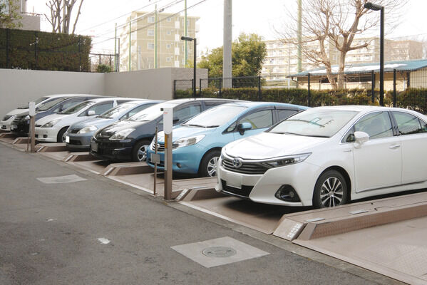 駐車場は敷地内に設置。機械式を採用し、多くの駐車スペースを確保。