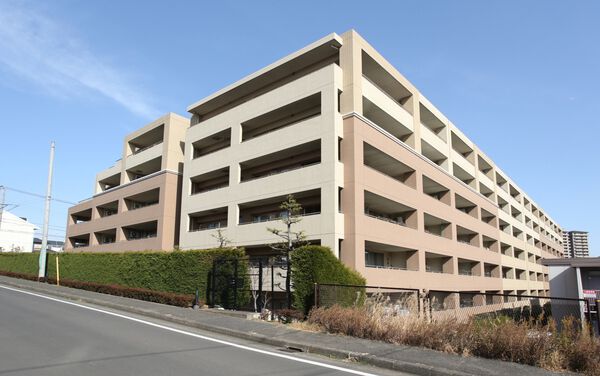 【ガーデンズコート緑園都市】外観には、45三丁掛山型タイルを採用し、豊かな表情を感じます。
