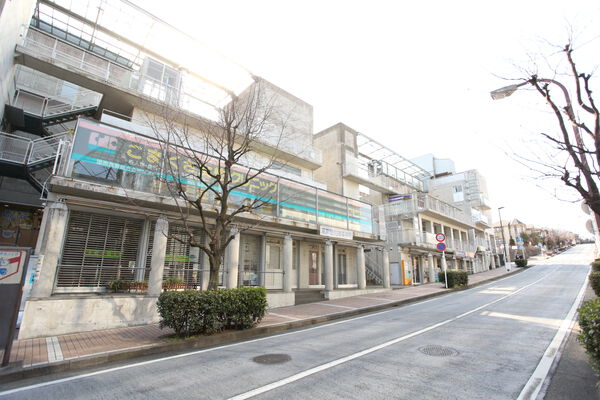 「緑園都市駅前郵便局（約200m）」などが立ち並ぶ駅前エリア。