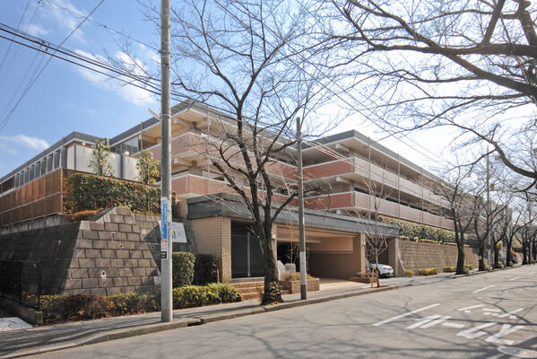 【パークホームズあざみ野ザ・レジデンス】桜並木と協奏する低層のフォルムが、街の雰囲気とも調和します。