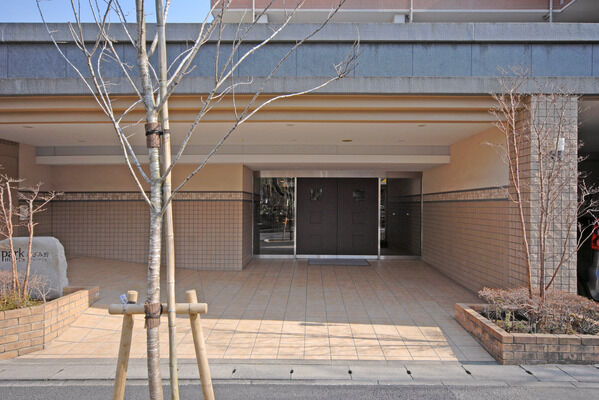 4フロアの低層レジデンスを南向きを軸にコの字型に配棟しています。