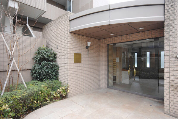 【市が尾パークホームズヒルサイドギャレリー】マンションの入り口は、開放的で明るい印象。 【市が尾パークホームズヒルサイドギャレリー】マンションの入り口は、開放的で明るい印象。