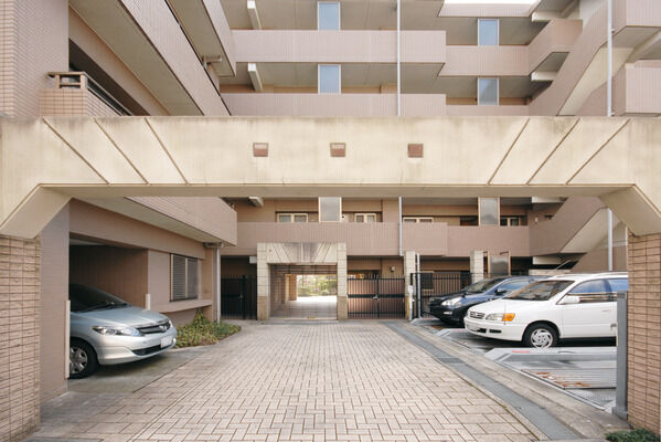 契約者のみにお渡しするリモコンで、駐車場への不法な侵入を防ぎます。