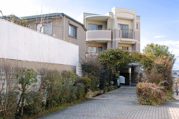【市が尾パークホームズ参番館】大理石調の石畳の小道を進むと、ゆとりの住まいが待っています。 【市が尾パークホームズ参番館】大理石調の石畳の小道を進むと、ゆとりの住まいが待っています。