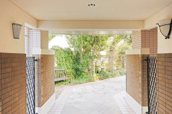 まるでホテルのような、上質感漂うアプローチ。