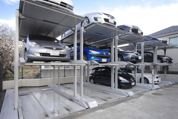 人と車を分離した安心設計の、3段機械式駐車場。
