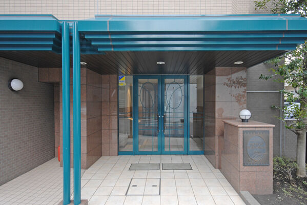 マンション入り口には、居住者の安心の暮らしを守るセキュリティーシステムを設置。