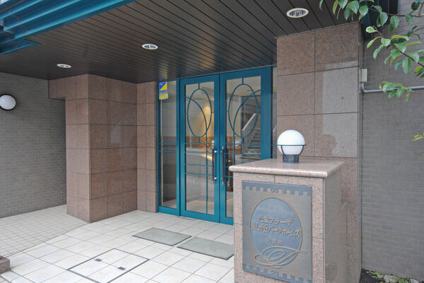 エントランスには宅配ロッカーを設置し、不在時にも便利。