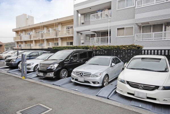 機械式駐車場、自転車置き場・バイク置き場が設置されています。