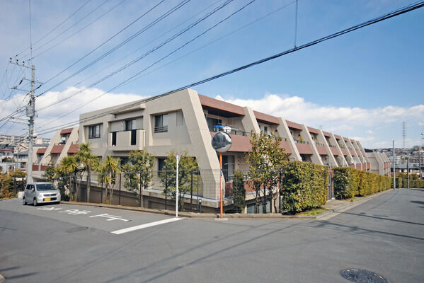 【パークホームズ青葉の丘】個性を放ちながらも、周辺環境と調和する外観。