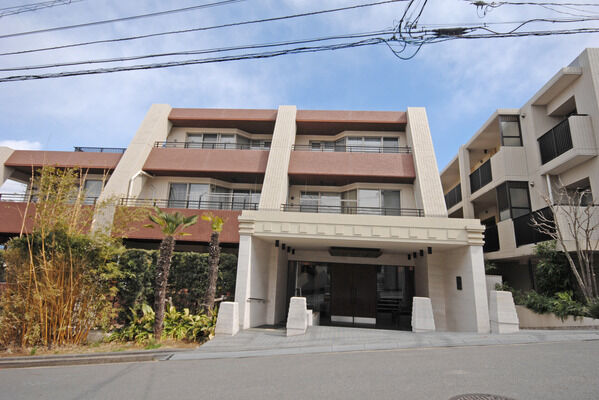 【パークホームズ青葉の丘】入り口に広がる植栽が、季節の移ろいを感じさせます。