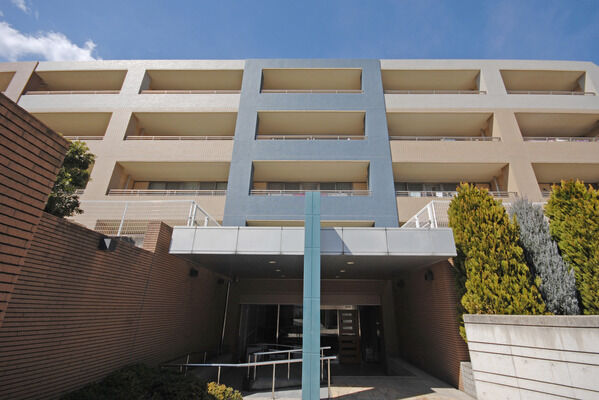 【パークホームズ青葉台シヴィラ】ブルーの柱がアクセントになり、よりスタイリッシュな印象のエントランス。