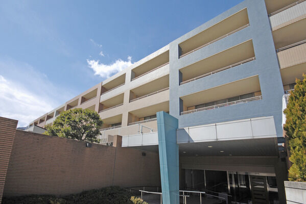 【パークホームズ青葉台シヴィラ】柔らかな色みの外観が、落ち着きと安らぎを演出します。