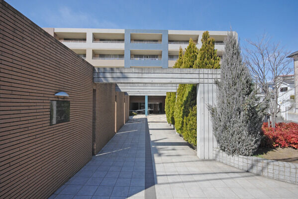 開放的な遊歩道が、安らぎの住まいへと導きます。