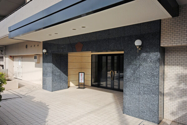 エントランスホールには、オートロックを採用しています。