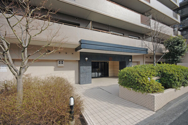 バリアフリーも考慮し、住人の暮らしに便利なスロープを設けています。