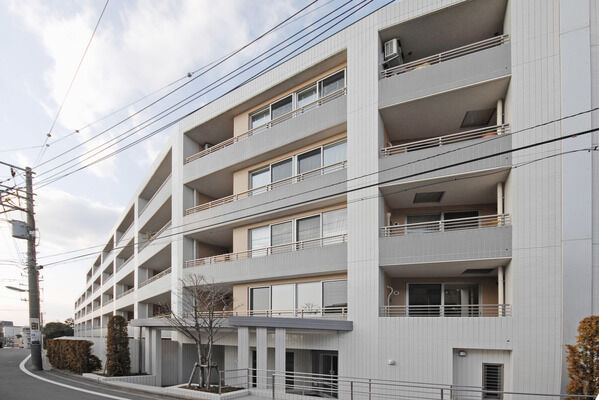 【パークフォリア青葉台つつじが丘レジデンス】全戸南向き、南東角地、また西側には公園という恵まれた立地が嬉しい。