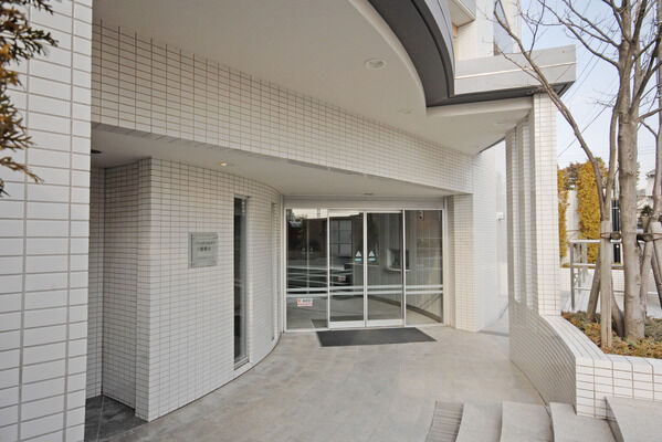 美しい曲線を描いたエントランスホールは、日々の暮らしにゆとりさえも感じさせます。