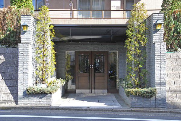 石畳を抜け、趣ある木調ドアをくぐり邸宅へと帰る喜びを感じさせるエントランス。