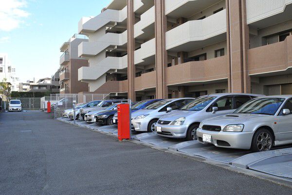 安全性に配慮した歩車分離設計と51台分の機械式駐車場がカーライフを応援。