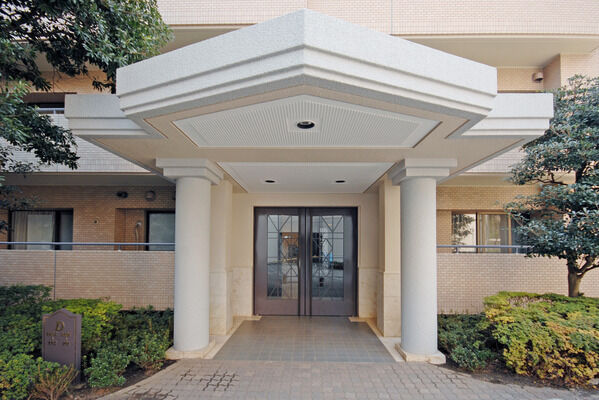 住まいの格調を感じさせるエントランス。