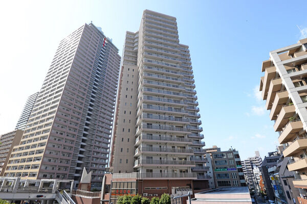 【イクス川崎ザ・タワー】街並みに調和しながら静かに個性を主張する佇まい。低層階はレンガタイルを採用。