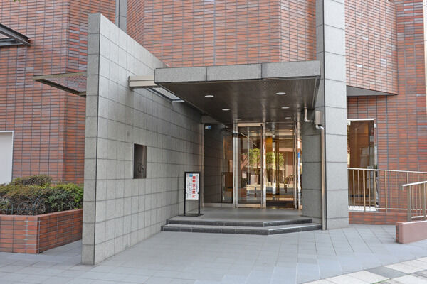 1階エントランス。不在時に便利な宅配ボックスを設置しています。