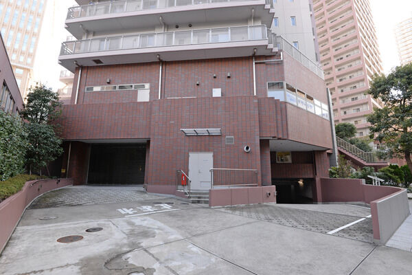 エントランスは南側、地下駐車場の出入り口は北側に設け、歩車分離を実現。