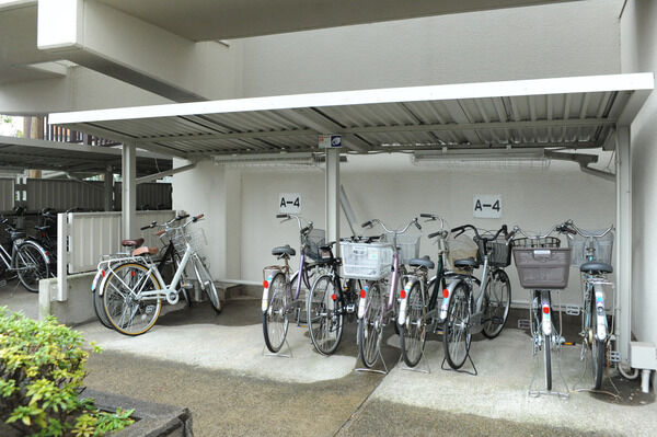 敷地内には、屋根付き自転車駐輪場を設置。