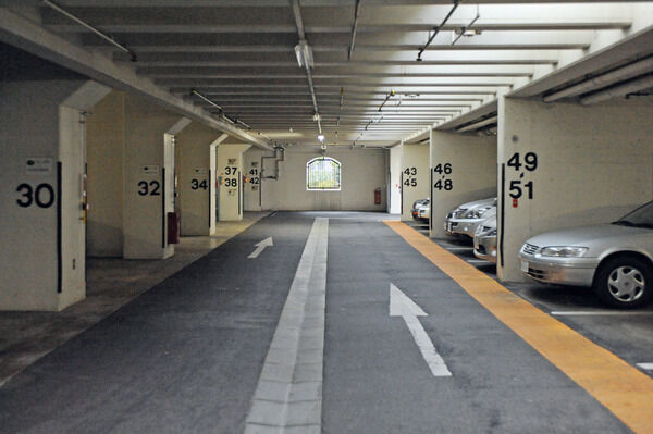 居住者の安全を第一に考えた、歩車分離設計の敷地内駐車場。