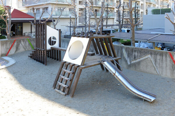 敷地内には、子供たちがのびのびと遊べるプレイロットも。