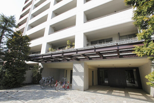 【パークホームズ新川崎フォレストコート】陽の光が注ぐ、広々としたマンション入り口が居住者と来客をおでむかえ。