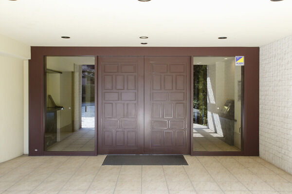 エントランスの、カラーテレビモニター付きインターホンで安心の暮らしを守ります。