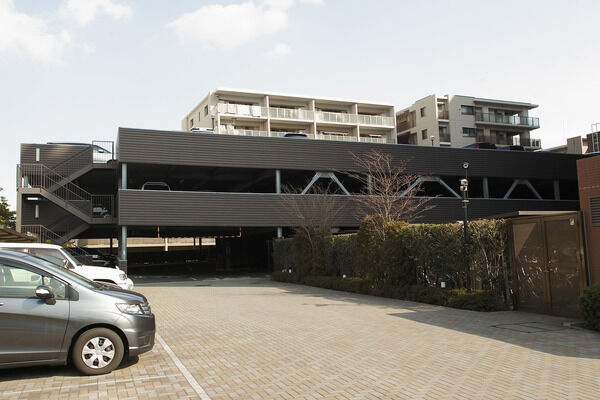 敷地内には、109台の自動車駐車場を設置。
