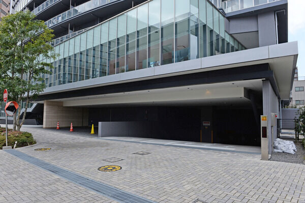 364台収容の地下駐車場など、全住戸分の駐車スペースを確保。