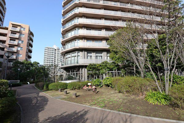 四季折々の表情を見せる花や緑が敷地内を豊かに彩ります。