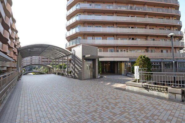 完全地下駐車場化でゆとりあるランドスケープを実現。800台以上を収容可能。