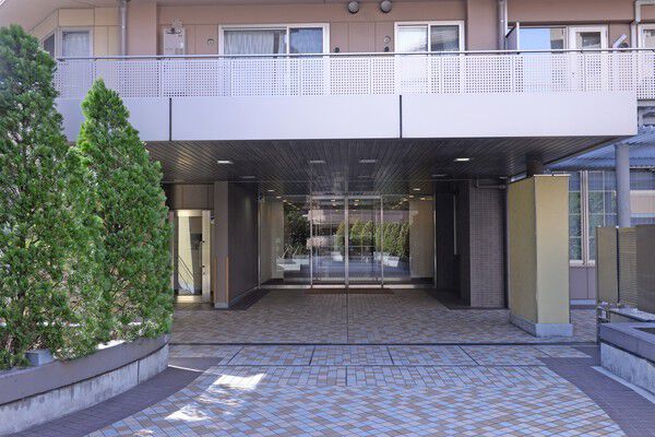 エントランスなど敷地内の要所に監視カメラを約100台設置し、安全管理を徹底。